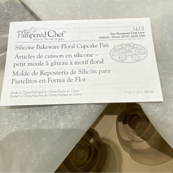 Pampered Chef Silicone Bakeware Floral Cupcake Pan, item #1613 New in Box - Picture 2 of 3